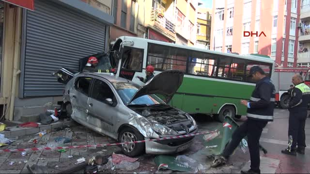 İzmit\'te Freni Boşalan Halk Otobüsü Park Halindeki Otomobillere Çarptı 1 Yaralı