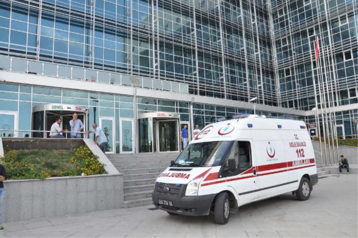 Elektrik Cezasını Ödemeyen Felçli, Ambulansla Adliyeye Götürüldü