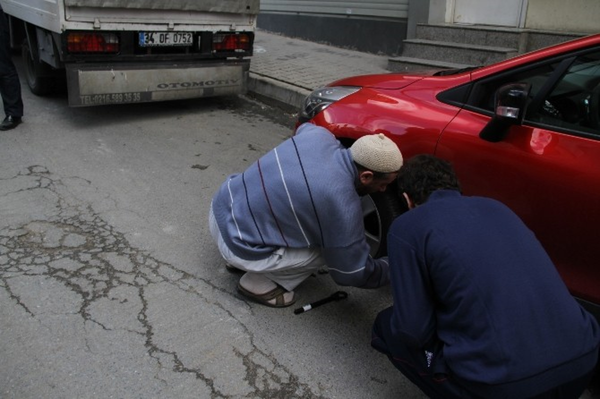 Kağıthane\'de 20 Aracın Lastiği Patlatıldı