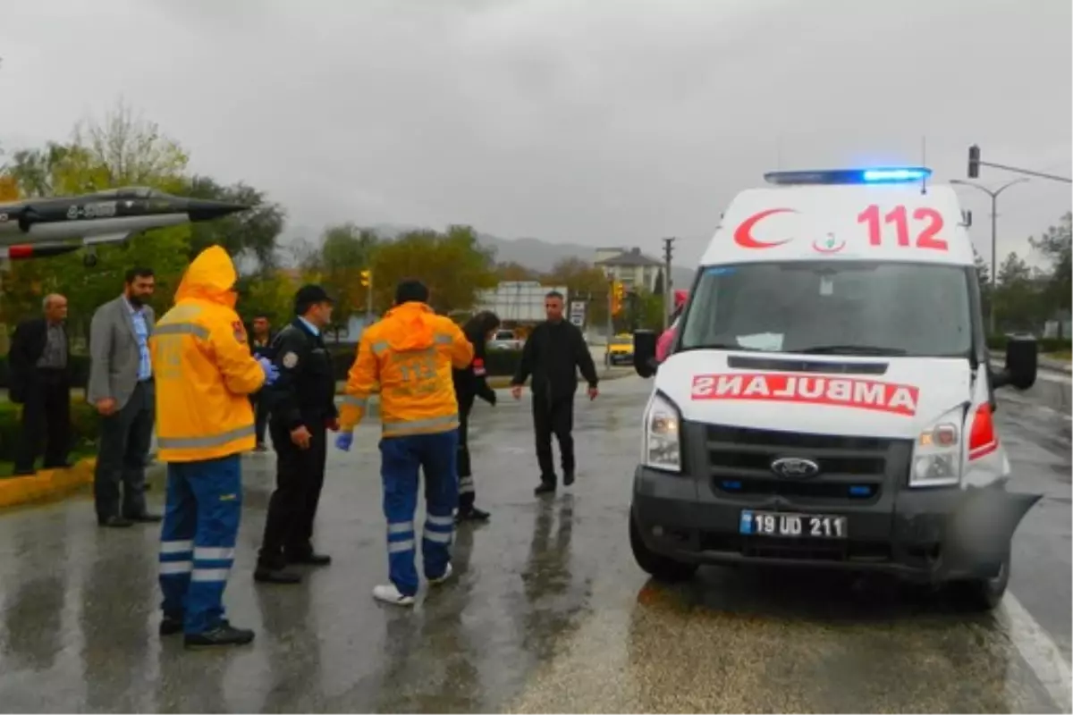 Osmancık\'ta Hastaneye Yaralı Getiren Ambulans Otomobille Çarpıştı