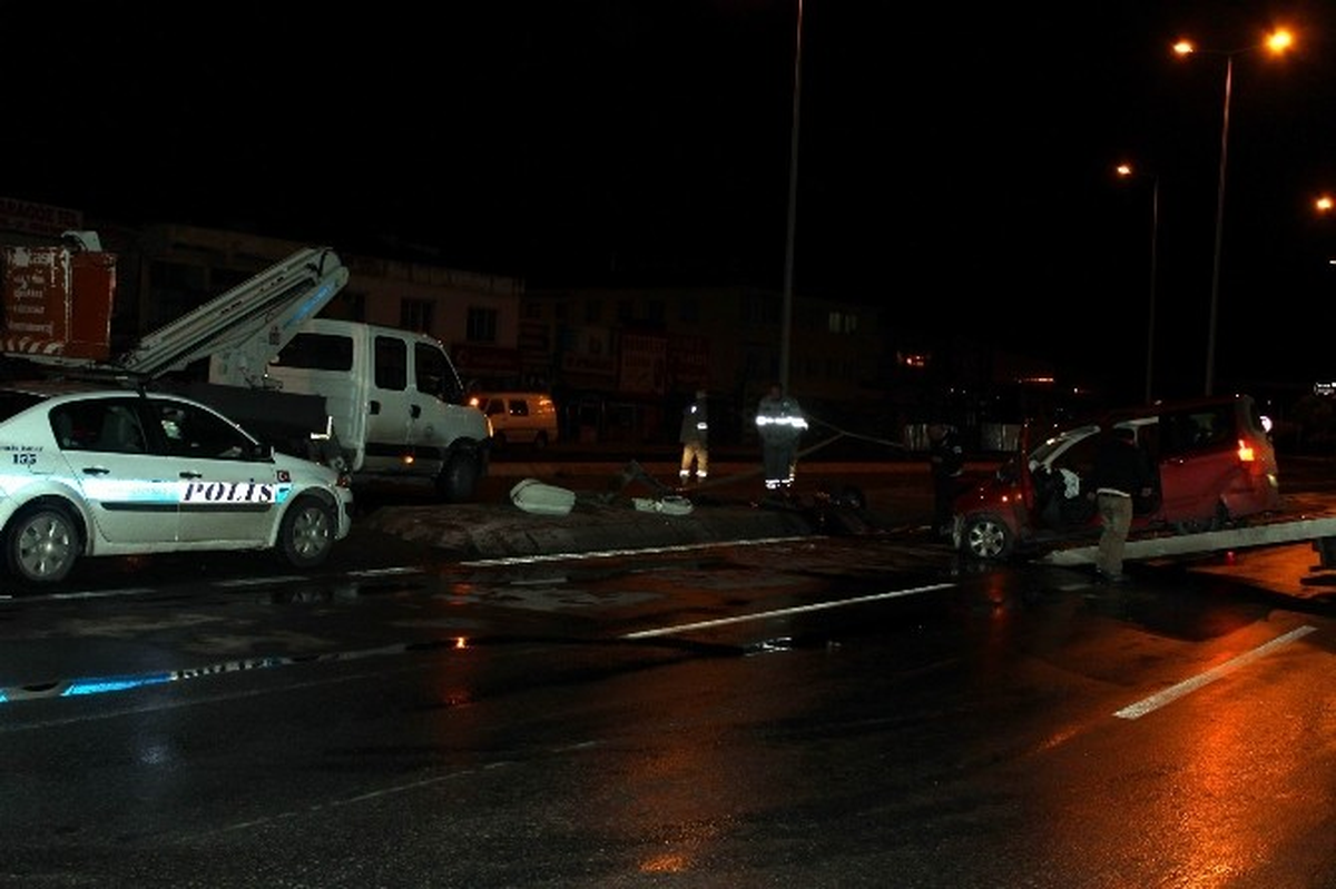 Otomobil, Aydınlatma Direğini Söktü
