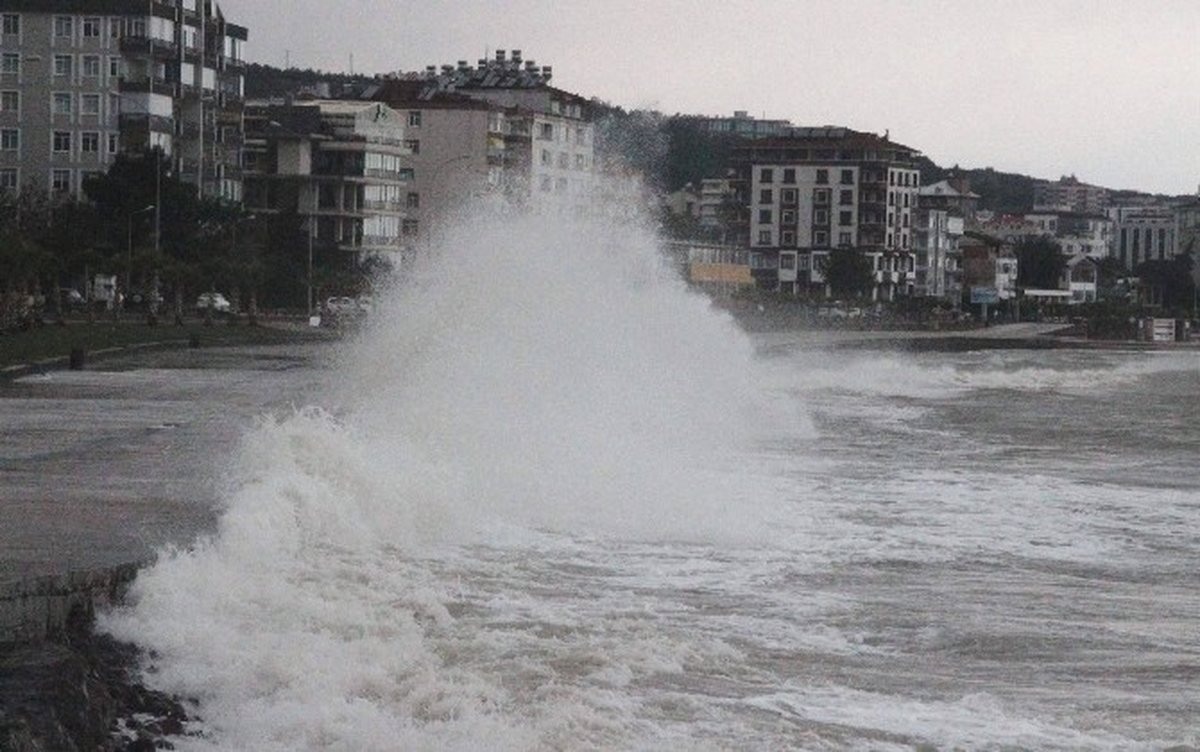 Samsun Sahilinde Dev Dalgalar Oluştu