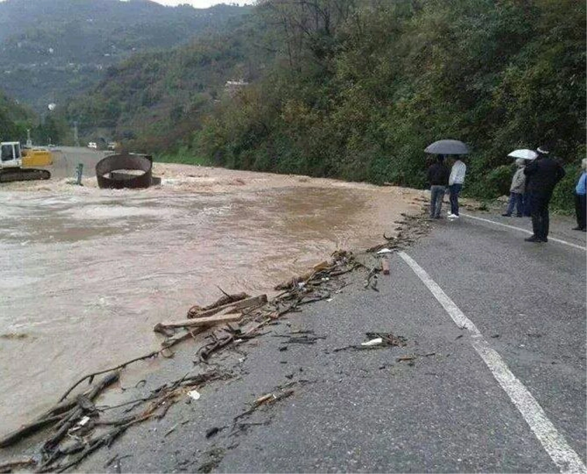 Sel Karayolunu Ulaşıma Kapattı