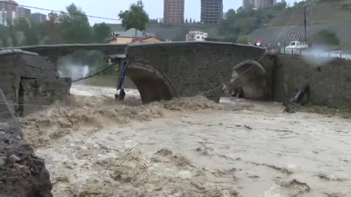 Şiddetli Yağış Nedeniyle Köprüler Çöktü