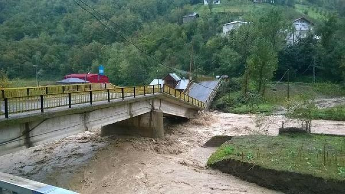 Trabzon\'da Aşırı Yağış Nedeniyle İki Köprü Çöktü