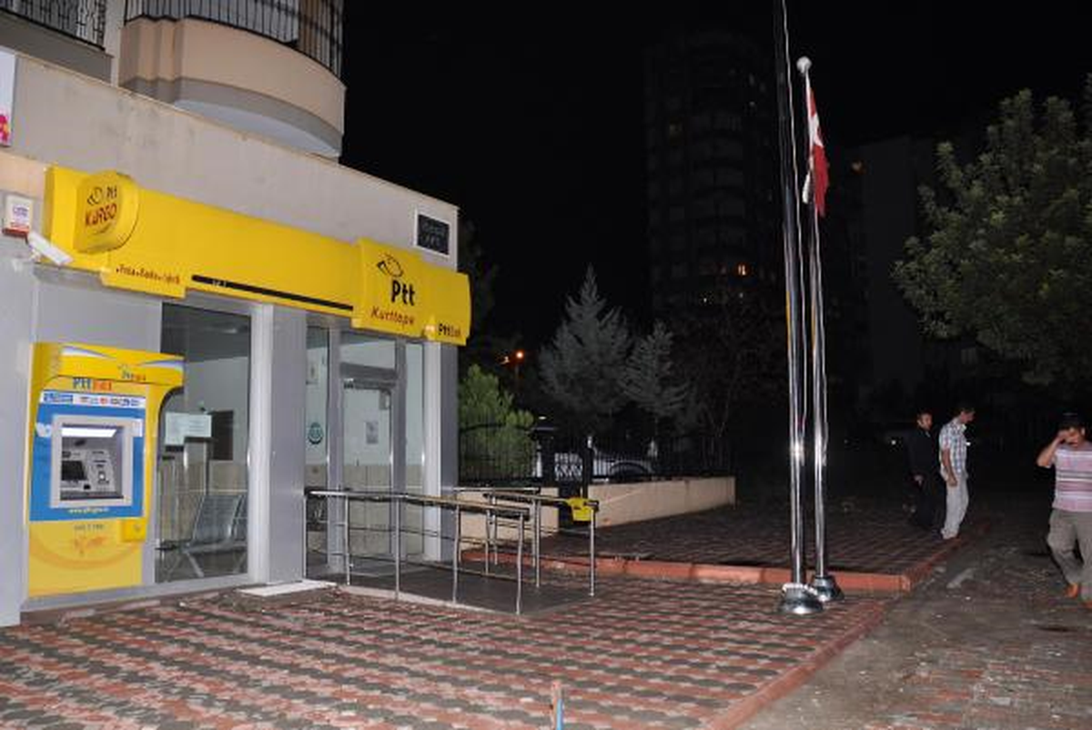 Türk Bayrağı\'nın İndirilmesine Vatandaş İzin Vermedi