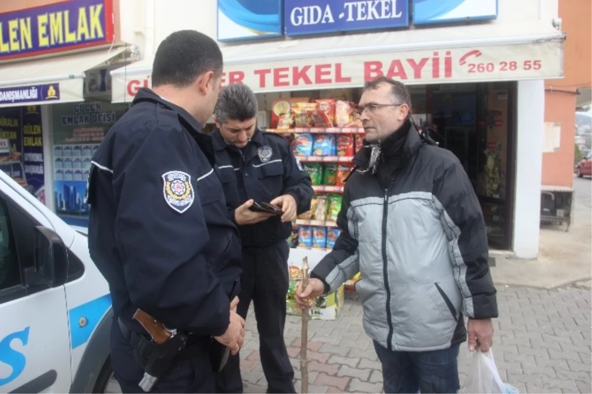 Yolda Bulduğu Cüzdanı Polise Teslim Etti