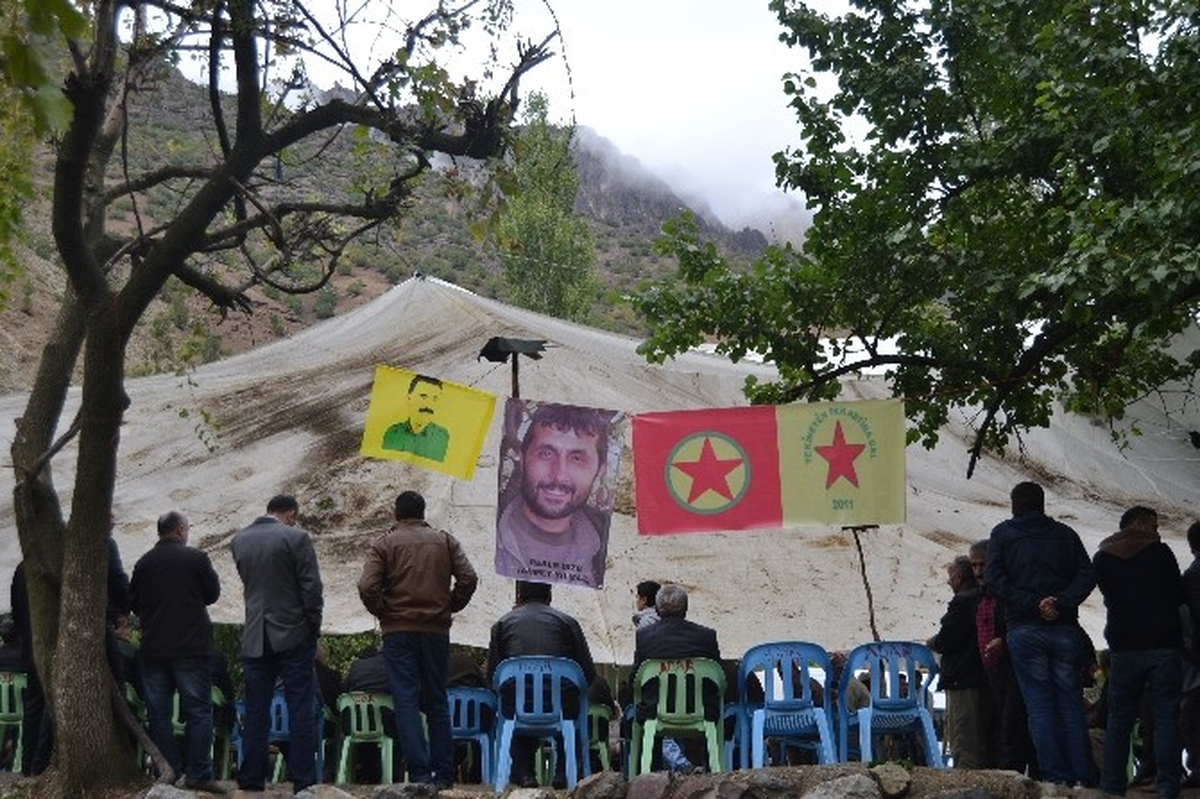 Ypg\'li Yılmaz İçin Taziye Çadırı Kuruldu