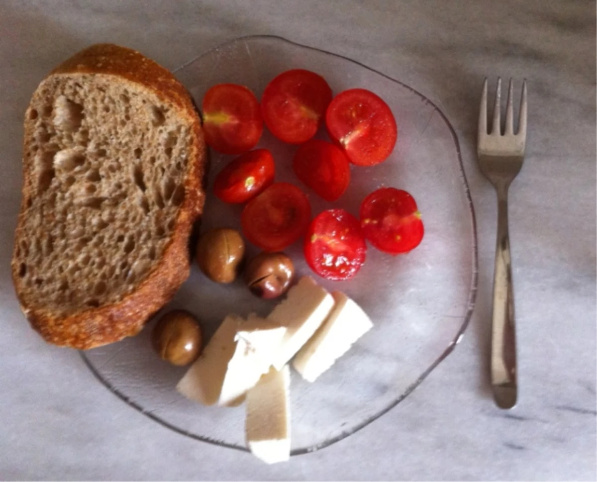 Alev Savaşçılarının Kahvaltısı Ekmek, Domates Peynir