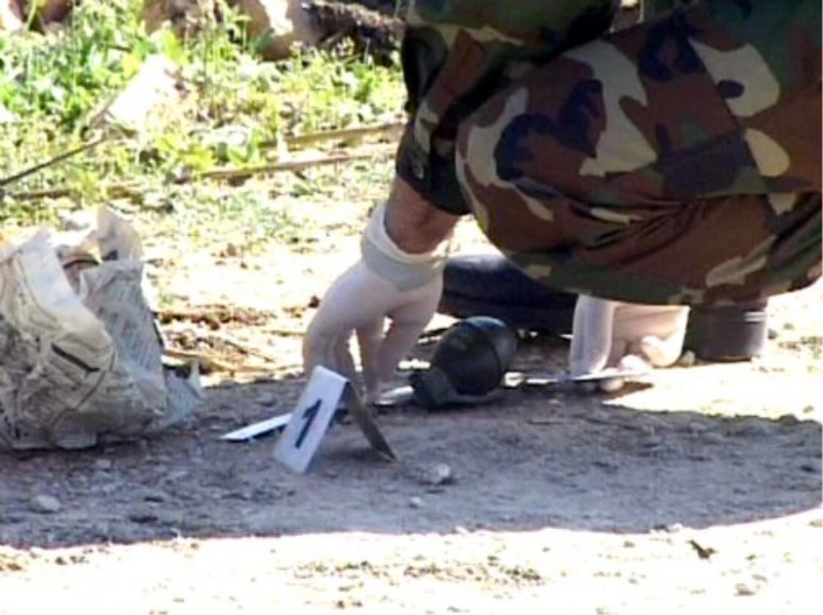 Adıyaman\'da Vatandaşlar, Bir Arazide El Bombası Buldu