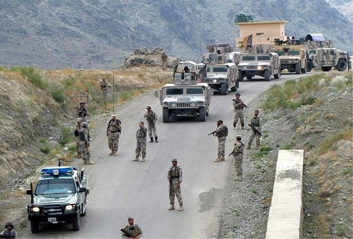 Afganistan\'da 60 Taliban Üyesi Silah Bıraktı