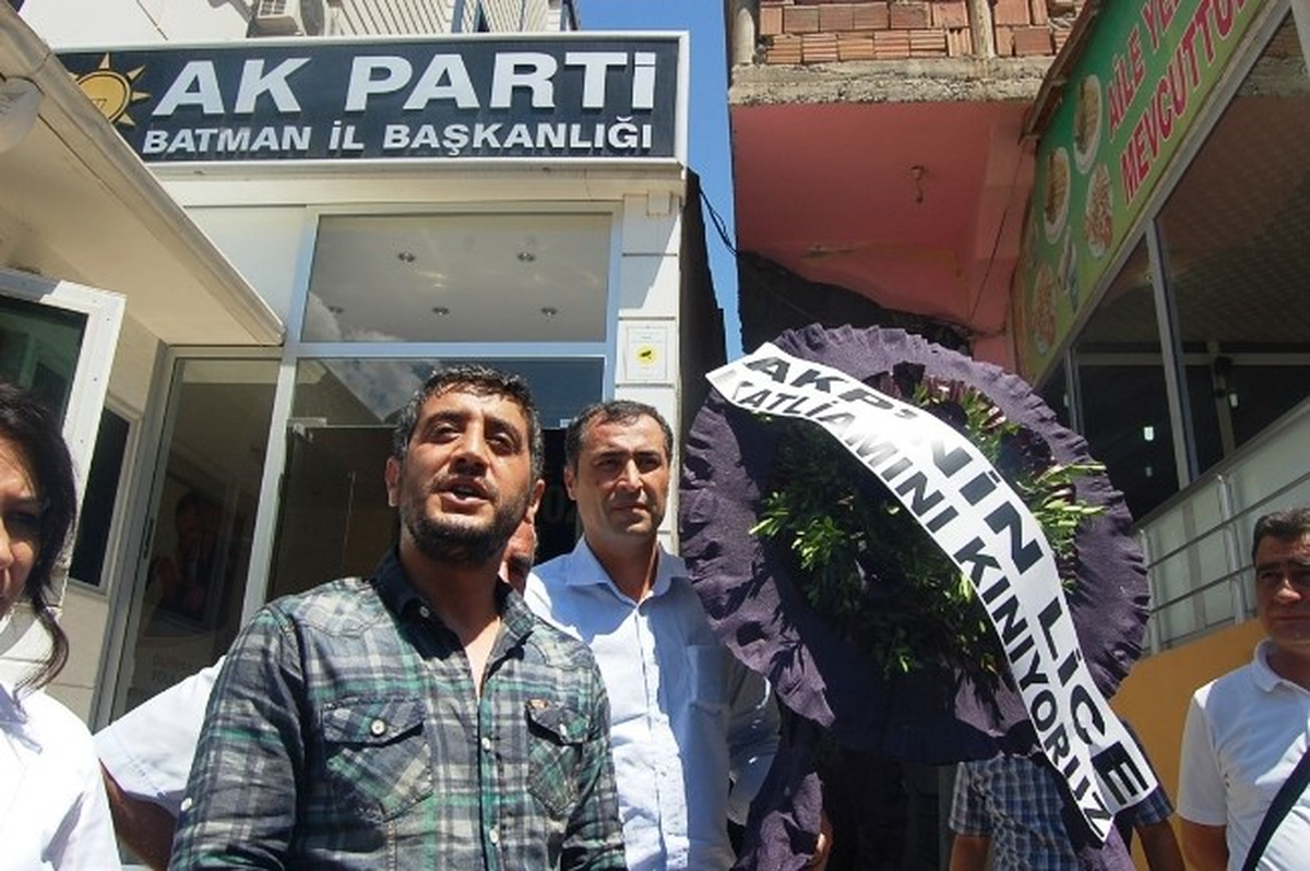 CHP\'nin Adliye Binasına Bırakmak İstediği Siyah Çelenge Polis Engel Oldu
