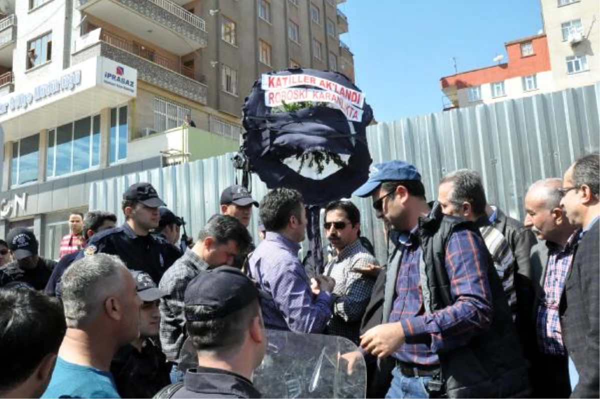 Polis CHP\'nin Diyarbakır Adliyesi\'ne Çelenk Bırakmasına İzin Vermedi