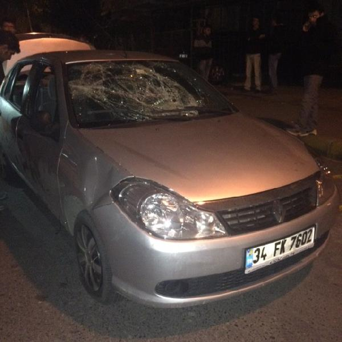 Bağcılar\'da Otomobile Taşlı ve Silahlı Saldırı: 4 Yaralı