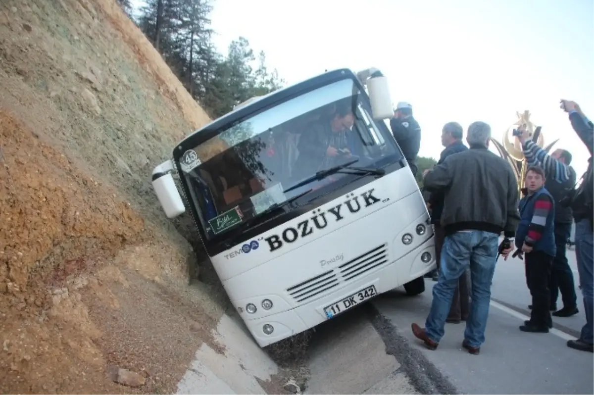 Bilecik\'te Meydana Gelen Trafik Kazasında 21 Kişi Ölümden Döndü