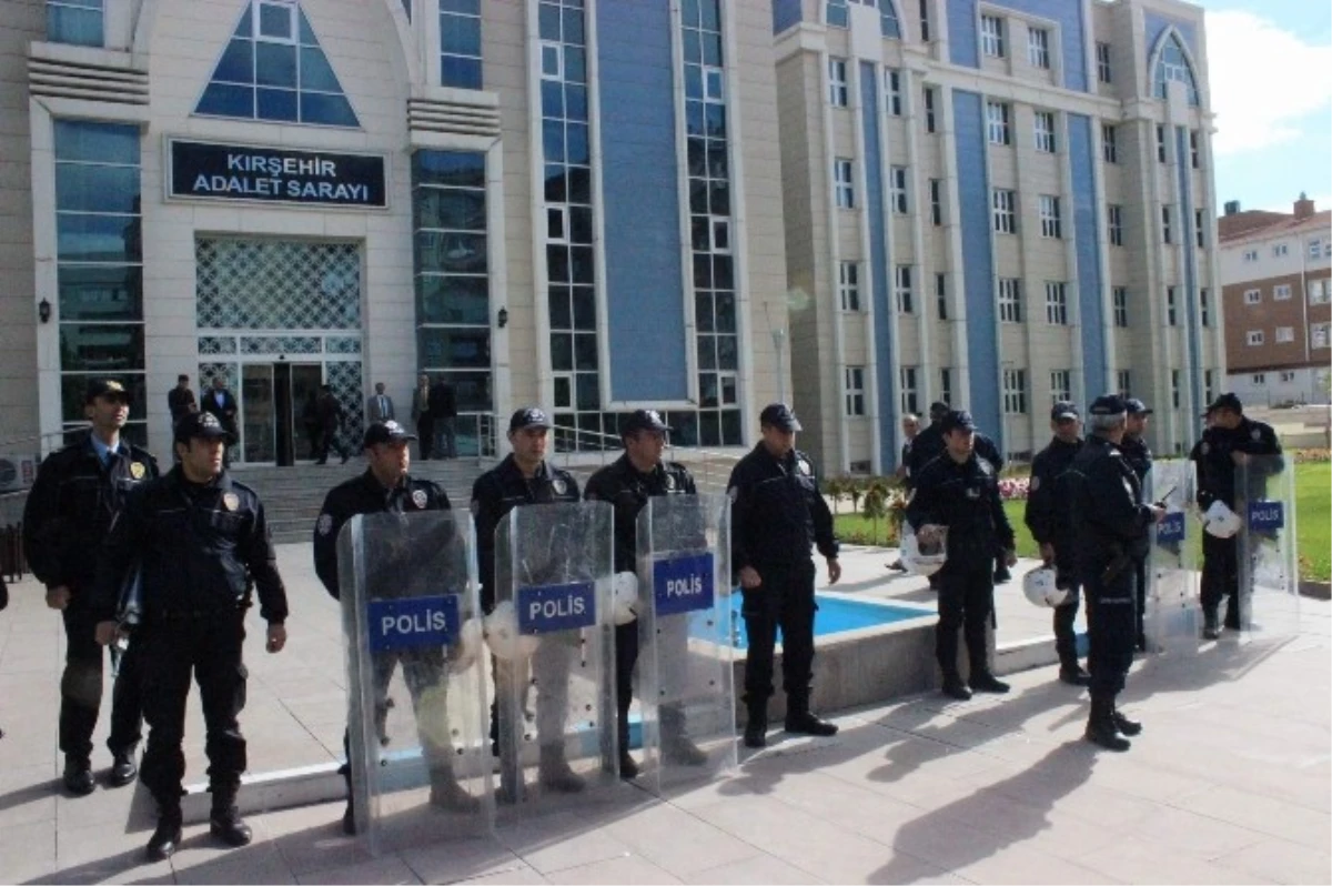 CHP Adliyeye Siyah Çelenk Bıraktı