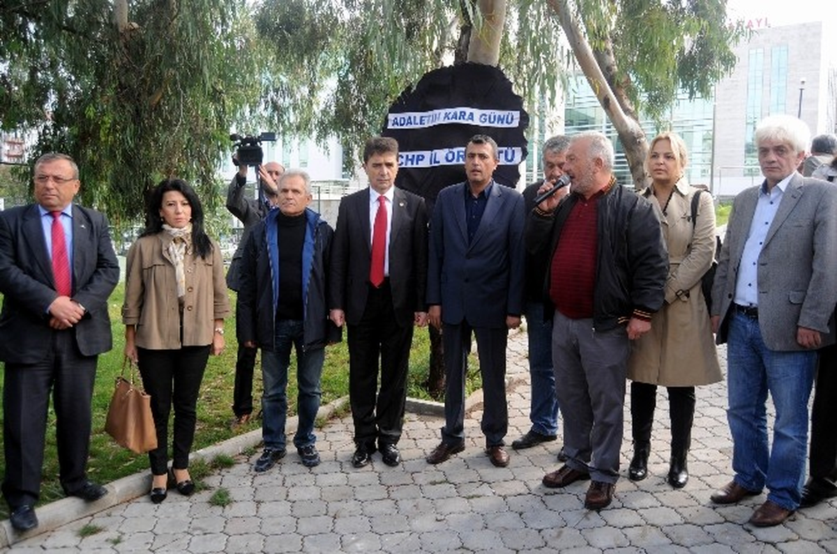 CHP Adliyeye Siyah Çelenk Bıraktı