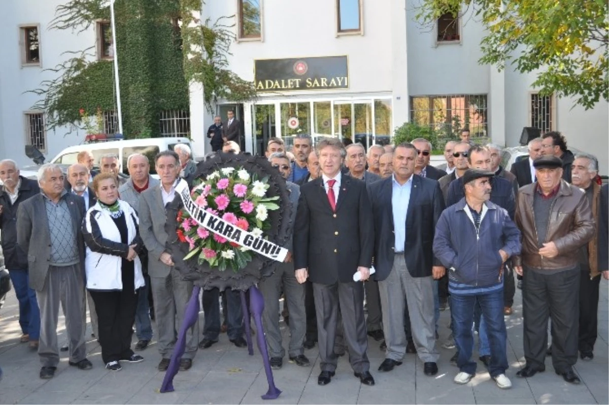 CHP\'den Adliye Önüne Siyah Çelenk