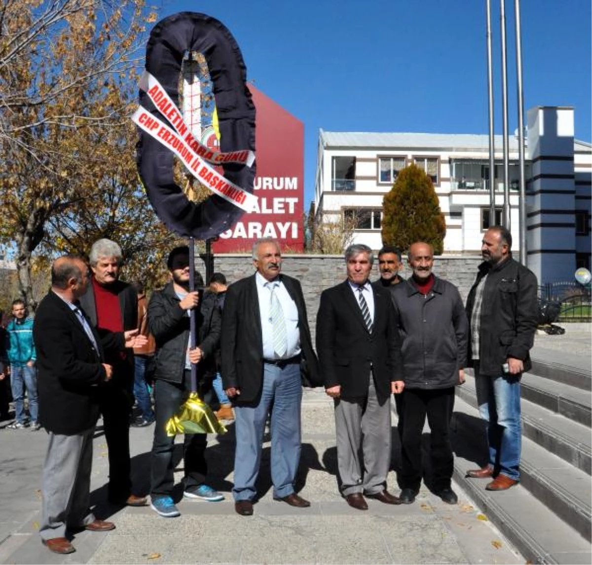 CHP\'den Erzurum\'da Adalet Sarayına Siyah Çelenk