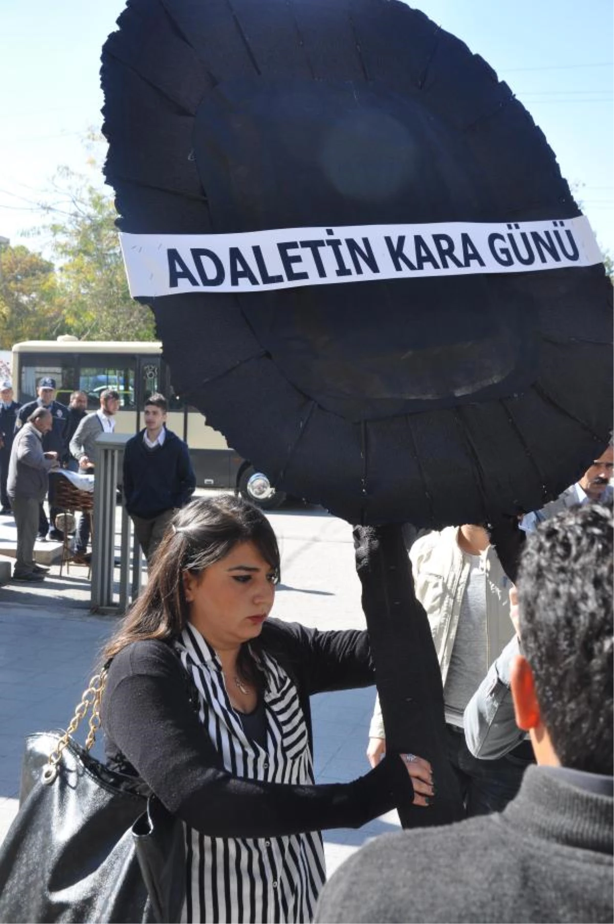 CHP\'den Kırıkkale\'de Adliyeye Siyah Çelenk