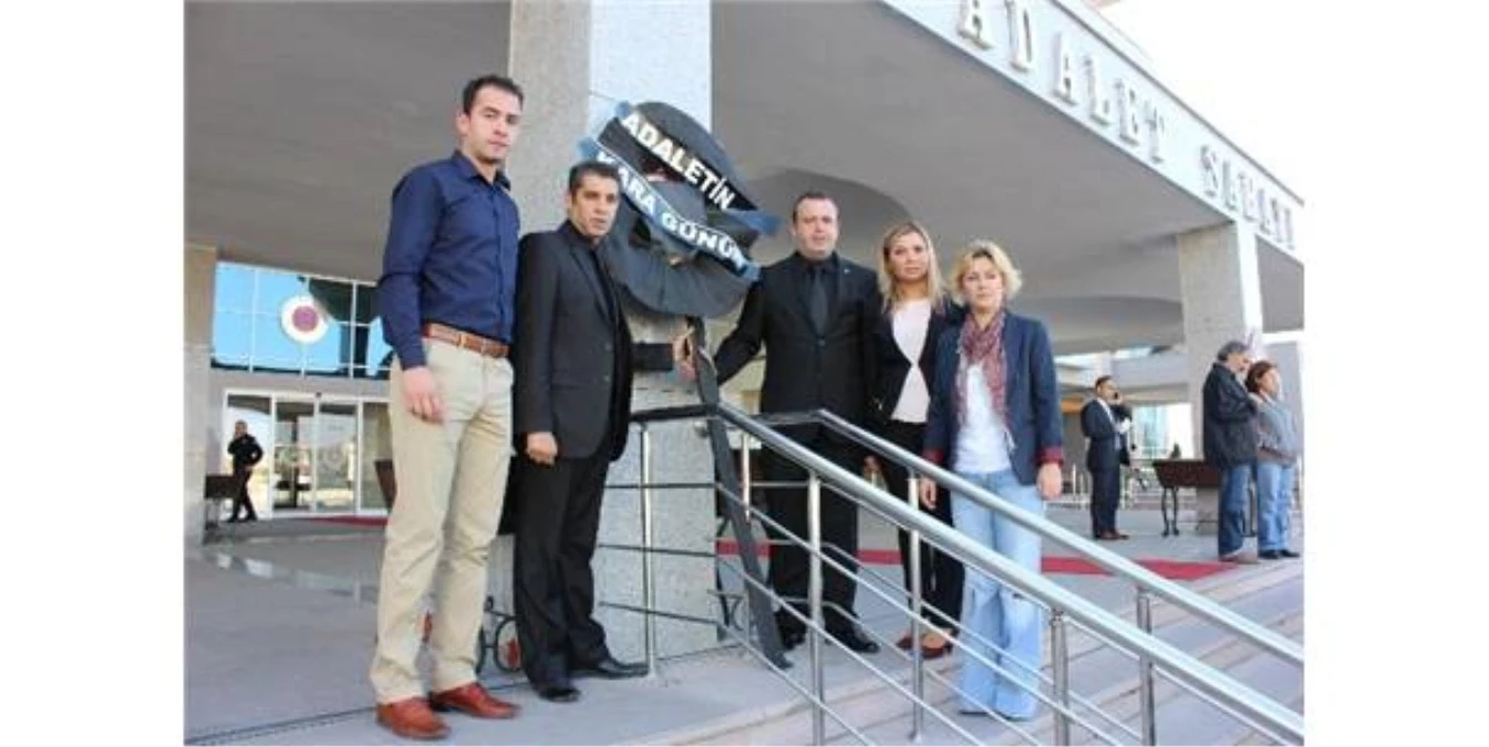 CHP Edirne İl Teşkilatı, Edirne Adliyesi\'ne Siyah Çelenk Bıraktı