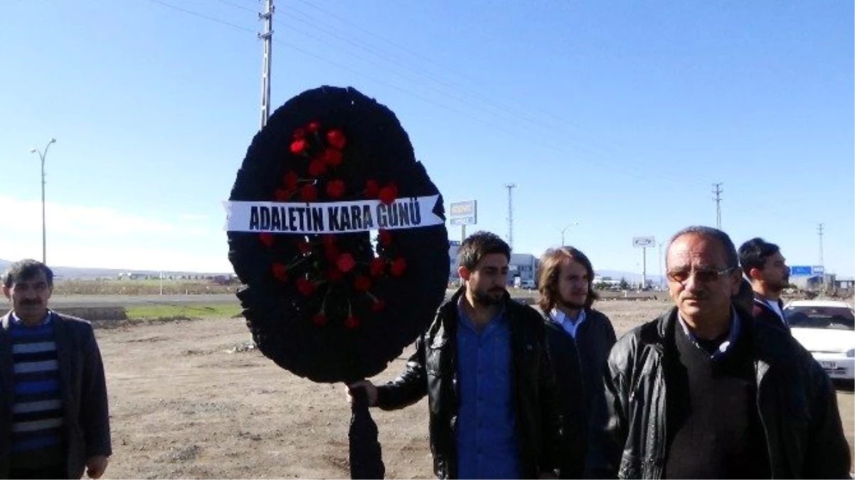 CHP Kars İl Teşkilatı Adliyeye Siyah Çelenk Bıraktı