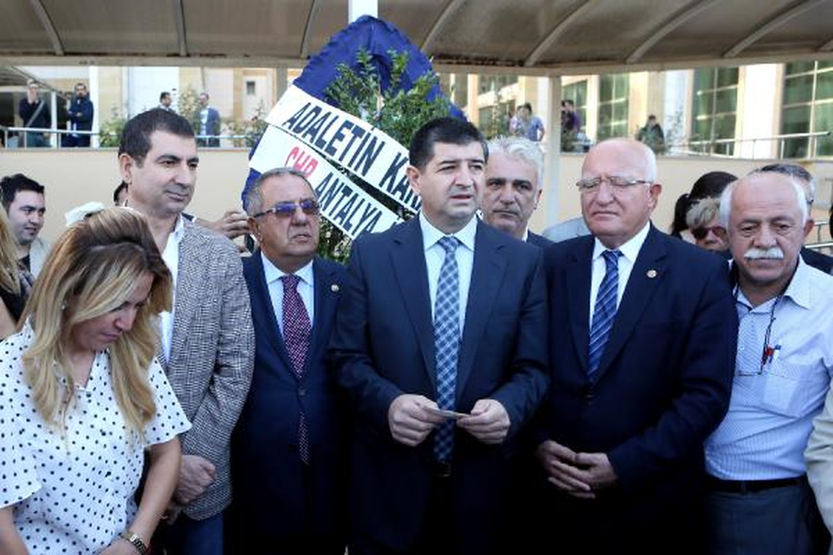 CHP\'lilerden Adliyeye Protesto Çelengi