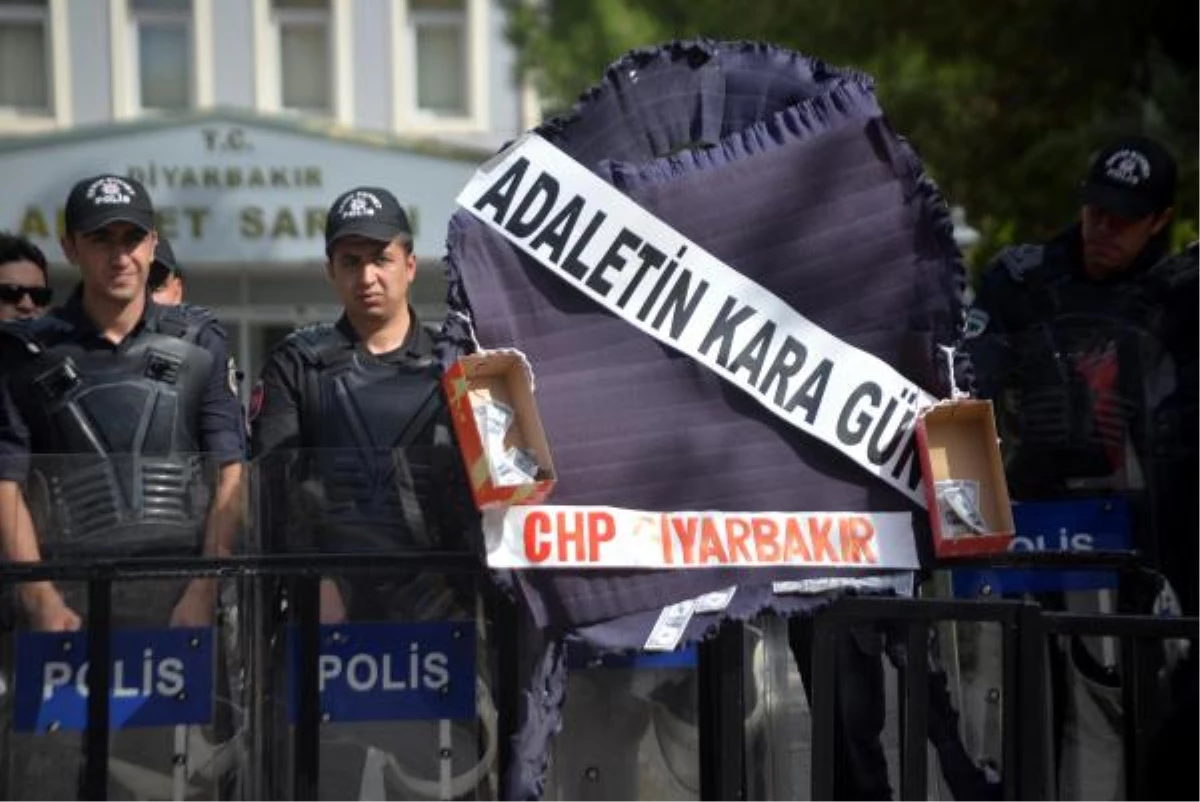 Diyarbakır\'da CHP\'nin Çelengine Polis Engeli