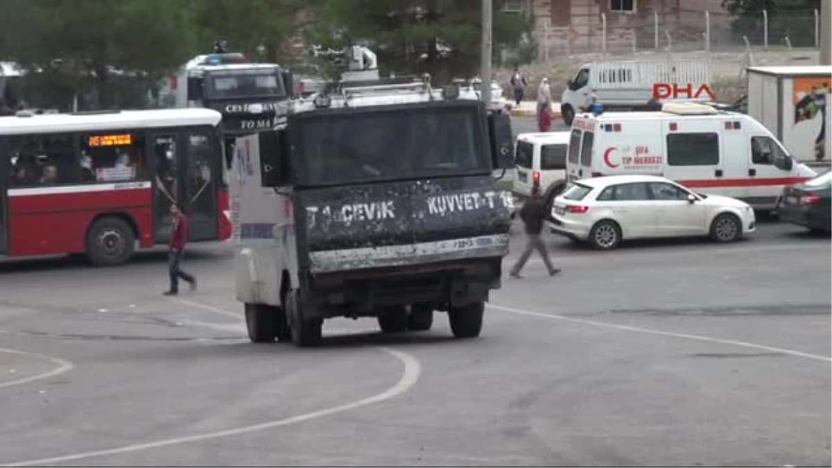 Diyarbakır\'da DBP\'nin Yürüyüşüne Polis İzin Vermedi