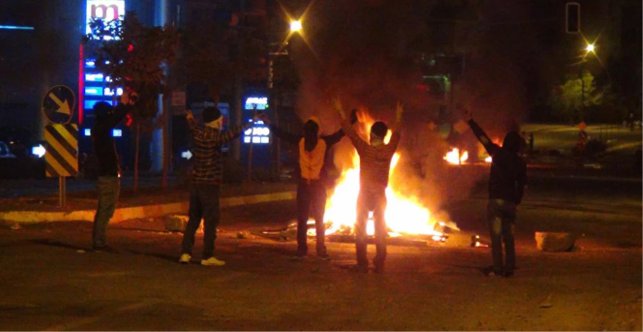 Diyarbakır\'da Göstericiler Polise Silahla Saldırdı