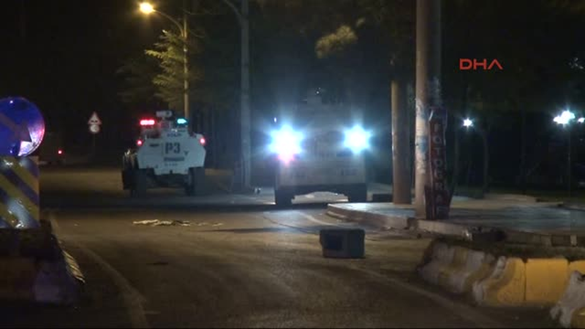 Diyarbakır\'da Yol Kapatan Göstericiler Ateş Açtı: 1 Polis Yaralı