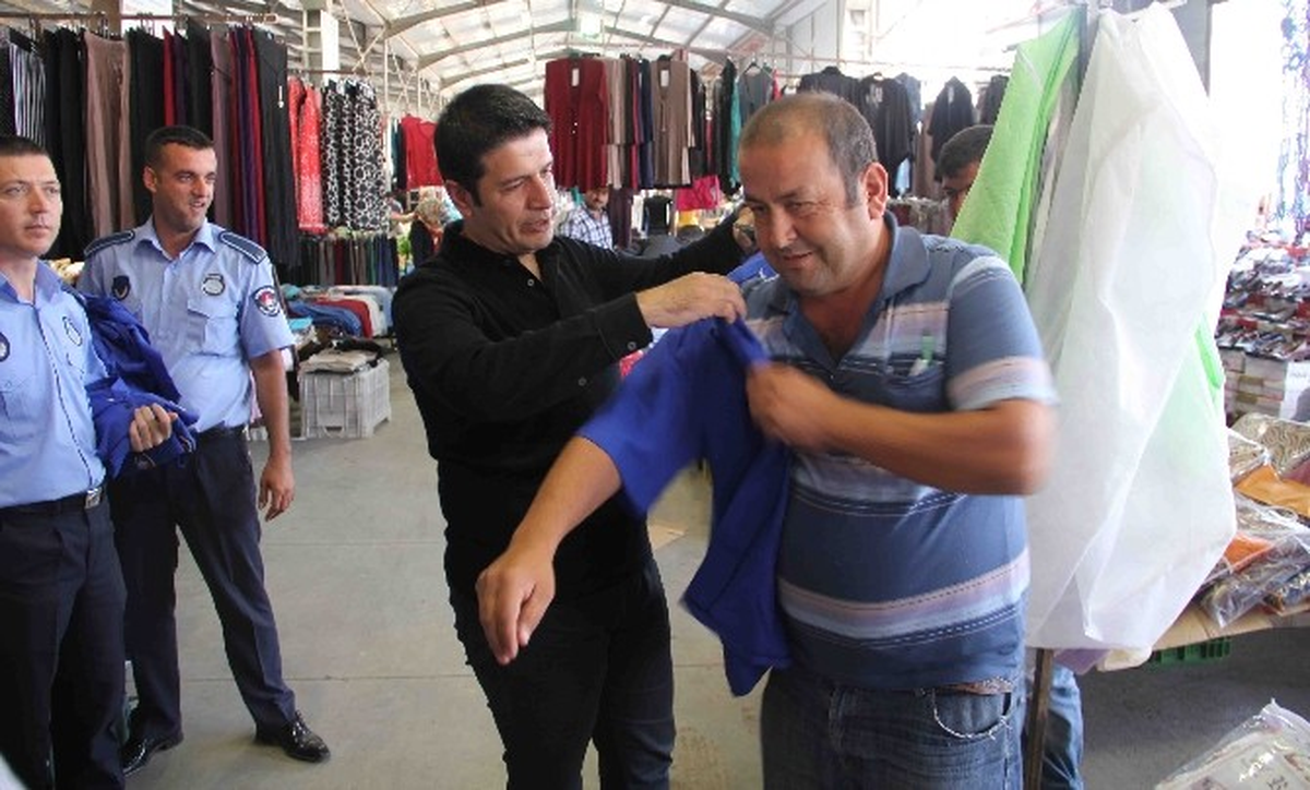 Döşemealtı Pazaryeri Esnafına Tek Tip Kıyafet ve Yaka Kartı