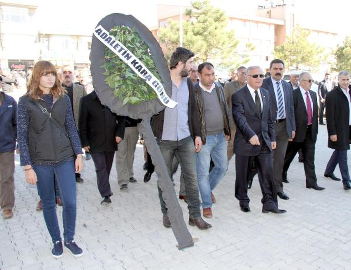 CHP\'liler Erzincan\'da Adliye Önüne Siyah Çelenk Bıraktı