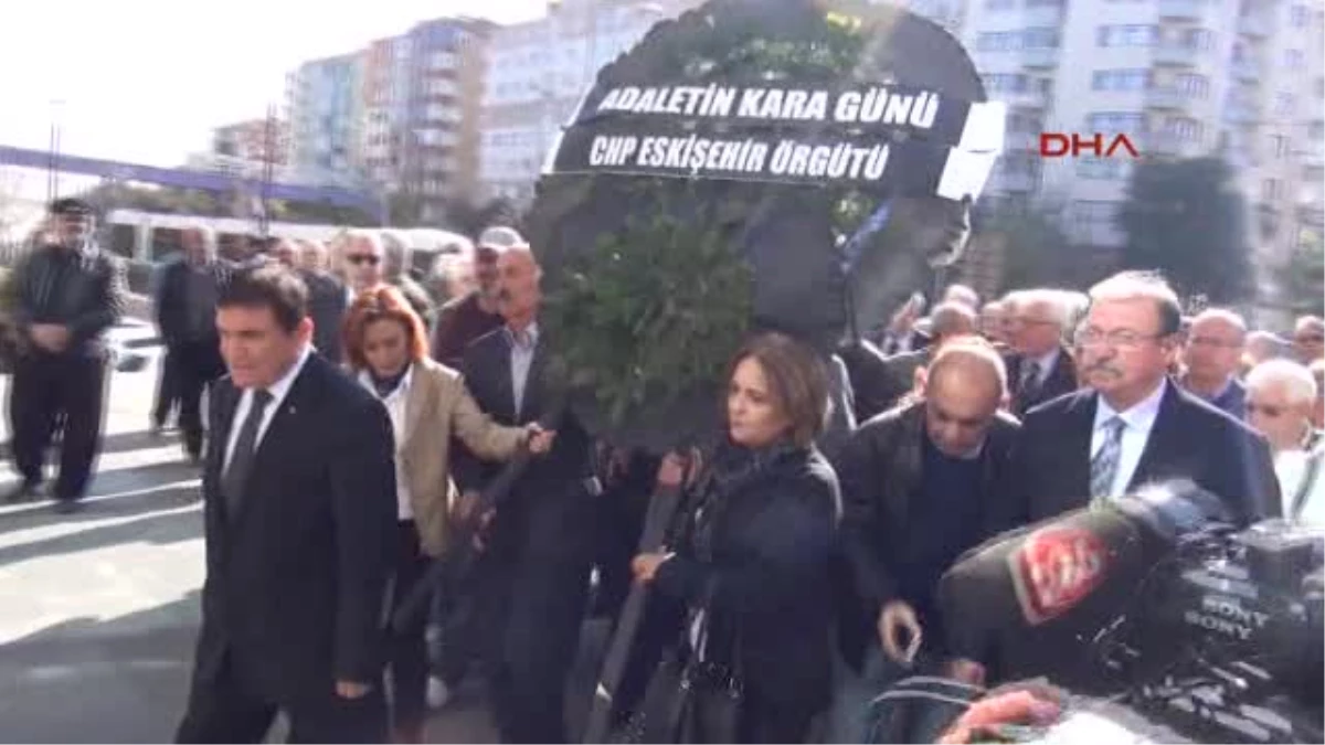 Eskişehir\'de CHP\'liler Adliye Önüne Siyah Çelenk Bıraktı