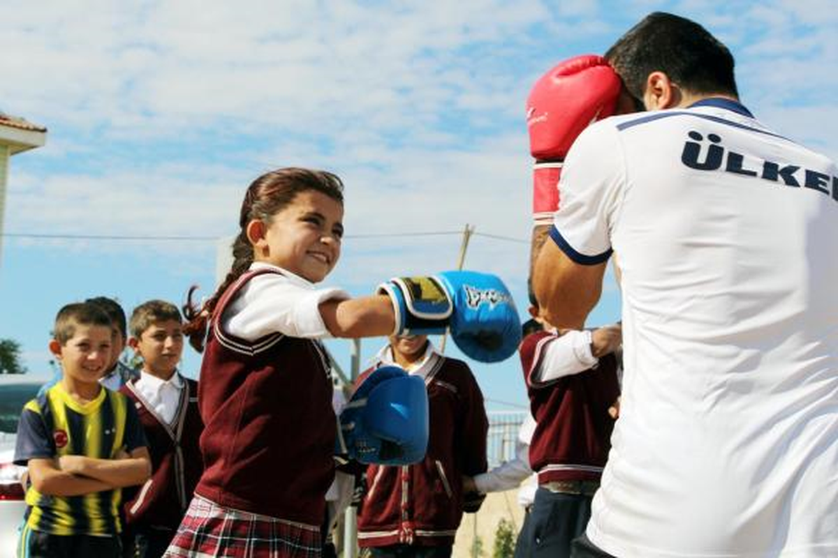 İlk Kez Tenis Oynayıp, Boks Yaptılar