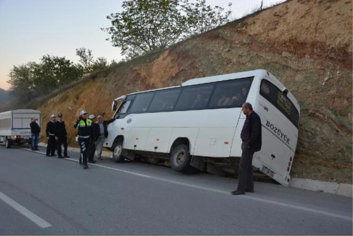 İşçi Taşıyan Midibüs Yan Yattı