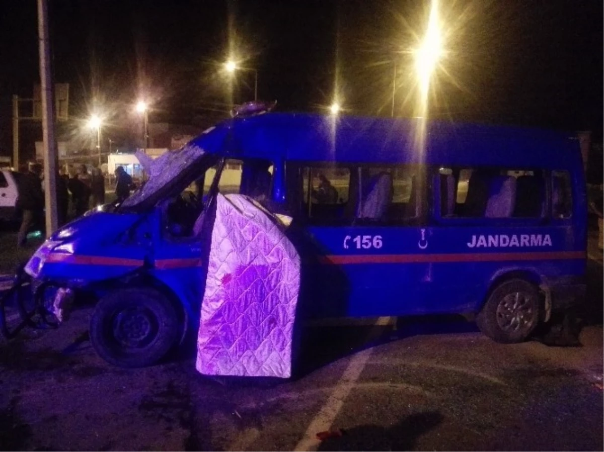 Jandarma Devriye Aracı ile Otomobil Çarpıştı: 1 Şehit, 5 Yaralı