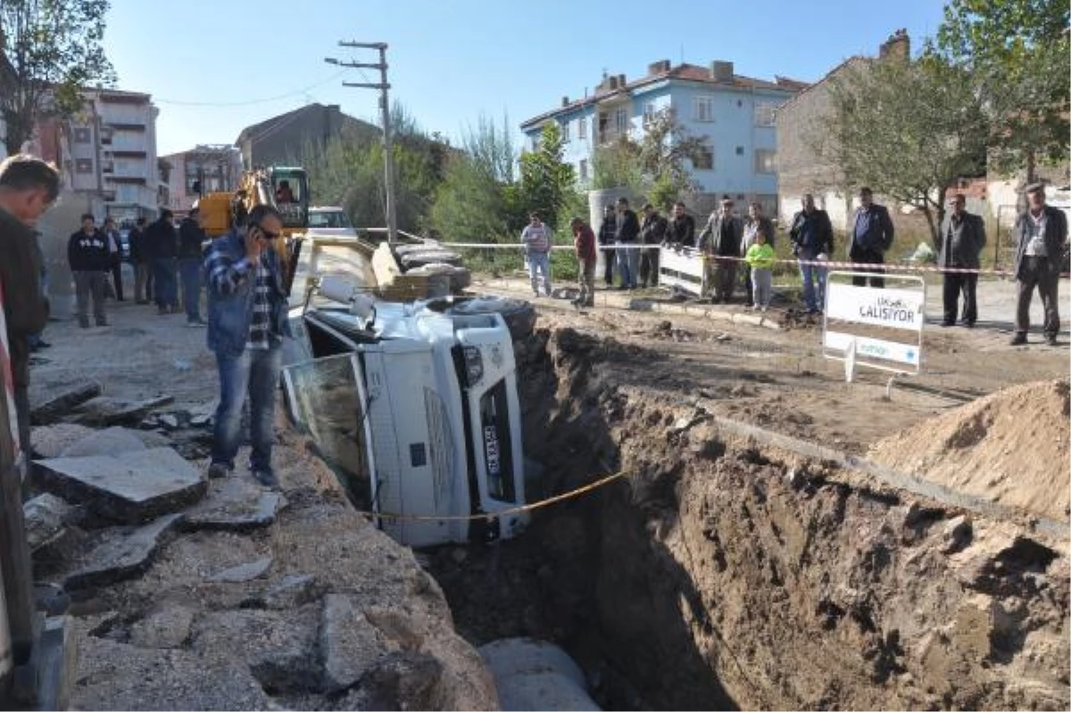 Kamyon Kanalizasyon Kazısı Çukuruna Devrildi, 1 Kişi Yaralandı
