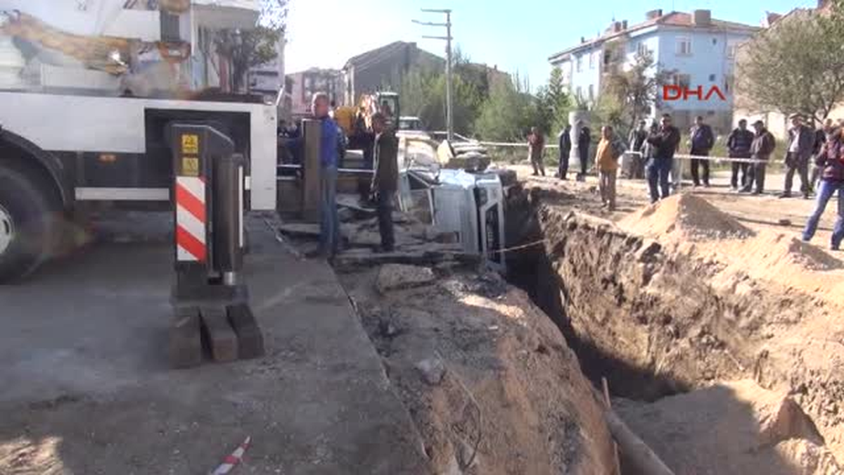 Kamyon Kanalizasyon Kazısı Çukuruna Devrildi, 1 Kişi Yaralandı