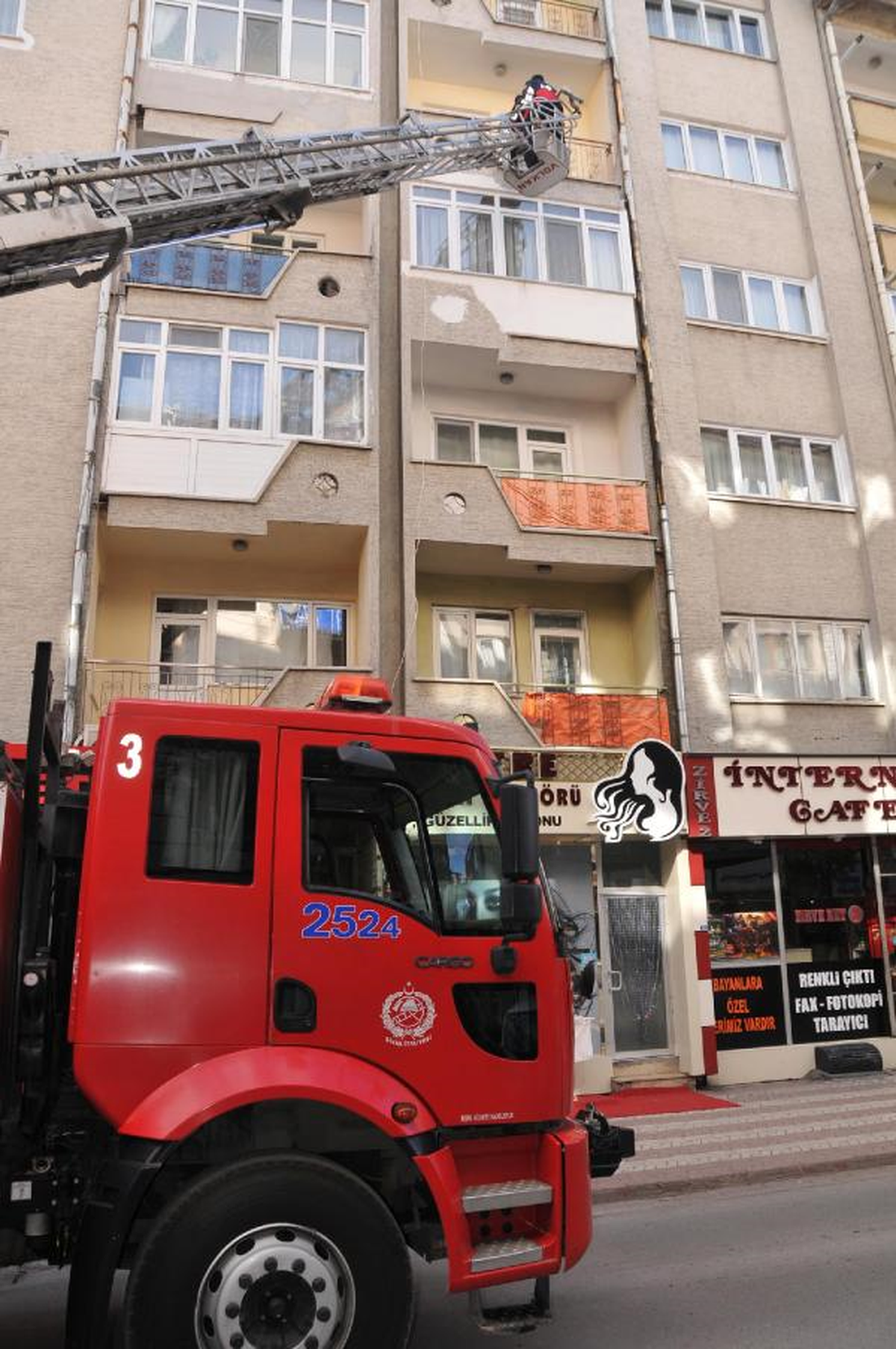Sivas\'ta Kapı Açılmayınca 5. Kattaki Eve İtfaiye Merdiveniyle Girildi