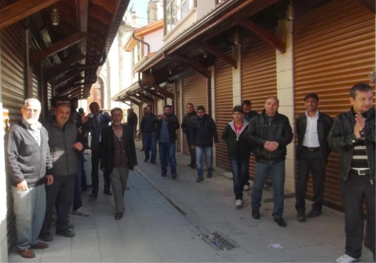 Konya\'da Zabıtaya Kızan Esnaf Kepenk Kapattı
