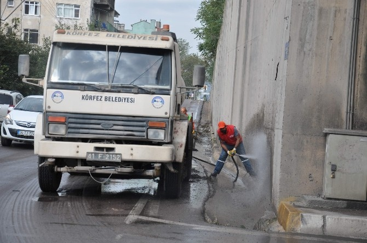 Körfez\'de Cadde Temizlikleri Devam Ediyor