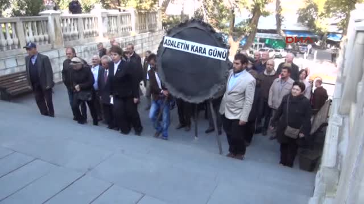 Kütahya\'da CHP\'liler Siyah Çelengi Atatürk Heykelinin Önüne Bıraktı