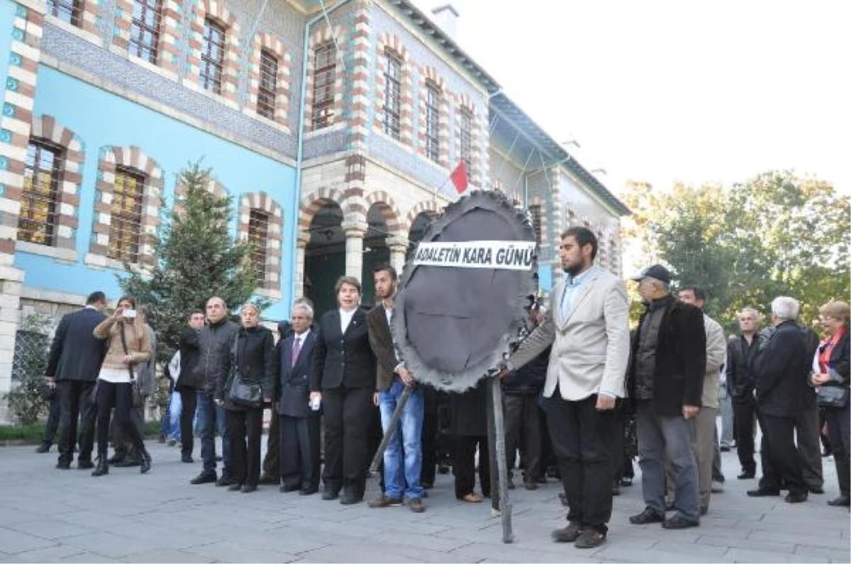Kütahya\'da CHP\'liler Siyah Çelengi Atatürk Heykeli Önüne Bıraktı