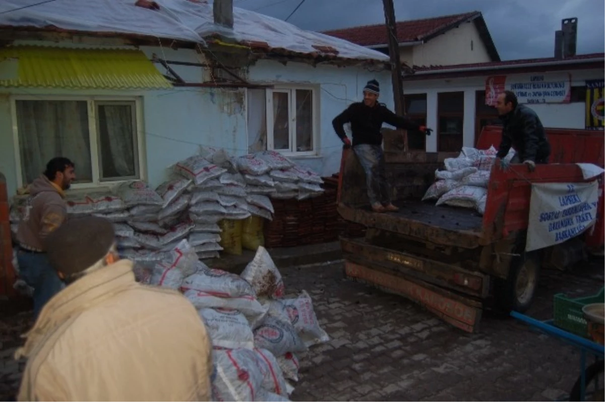 Lapseki\'de 700 Ton Kömür Yardımı Yapılıyor