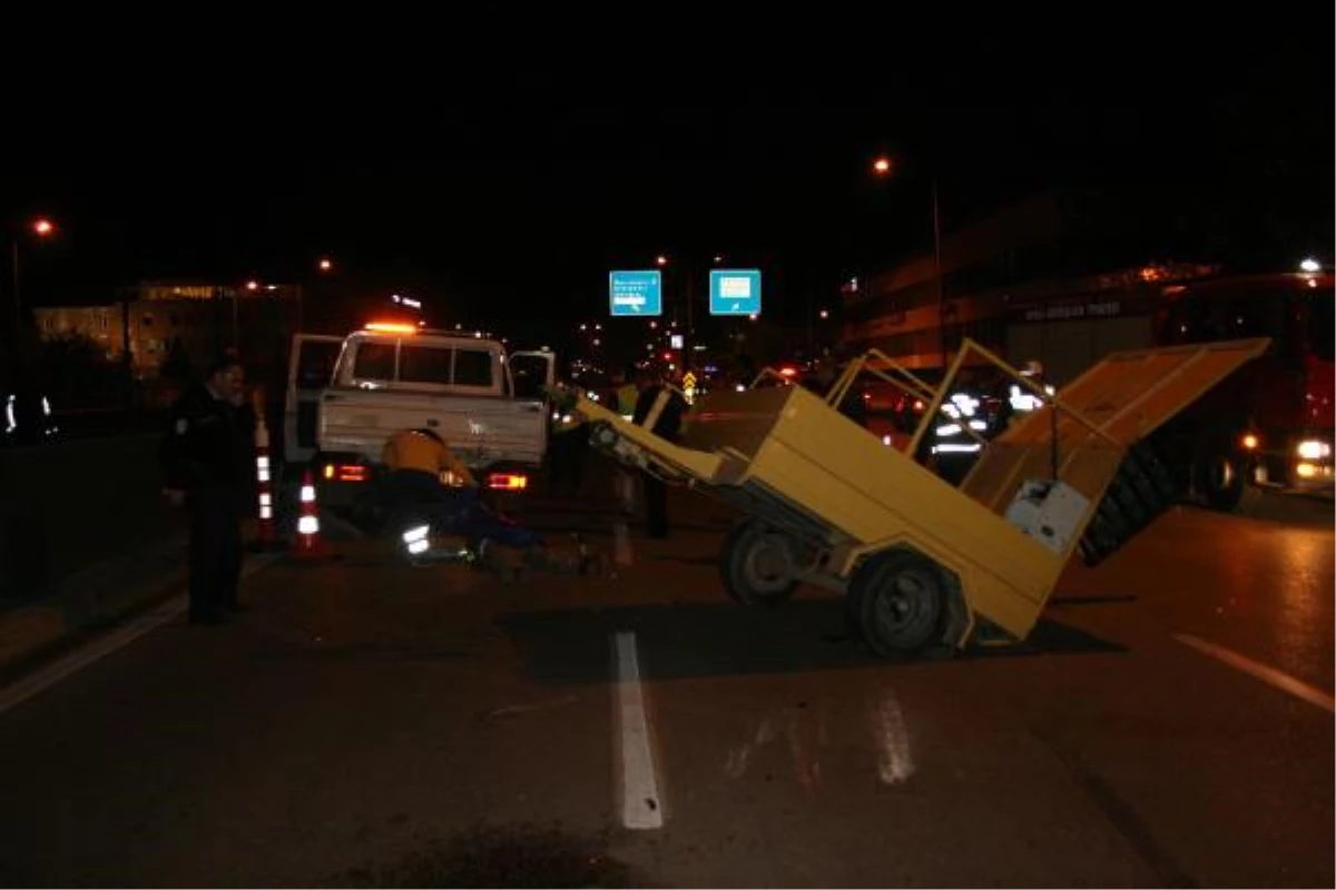 Bursa\'da Otomobil, Yol Temizliği Yapan İşçiye Çarptı