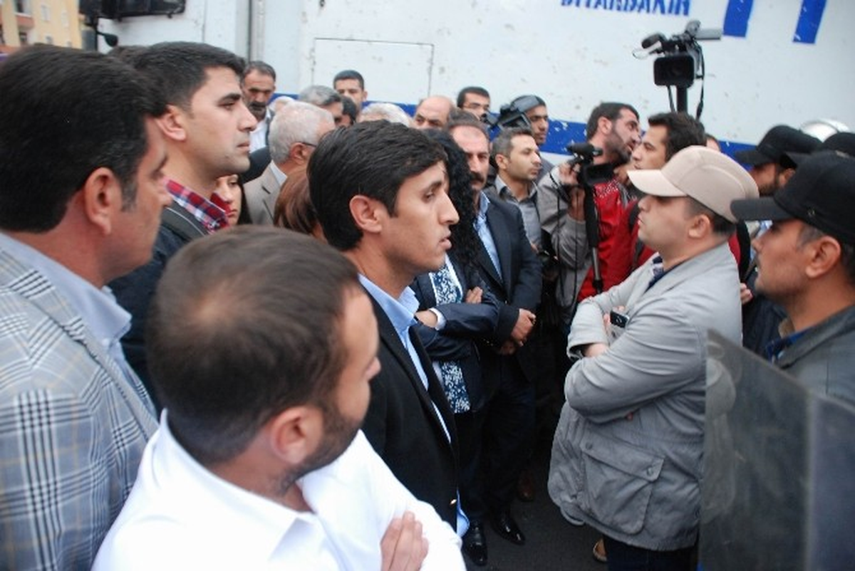 Diyarbakır\'da Polis, DBP\'lileri Yürütmedi