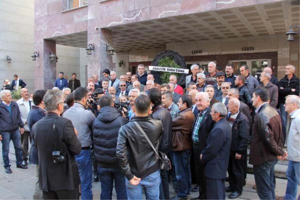 Rize\'de Adliye Önüne Siyah Çelenk Bırakan CHP Heyetine Tepki