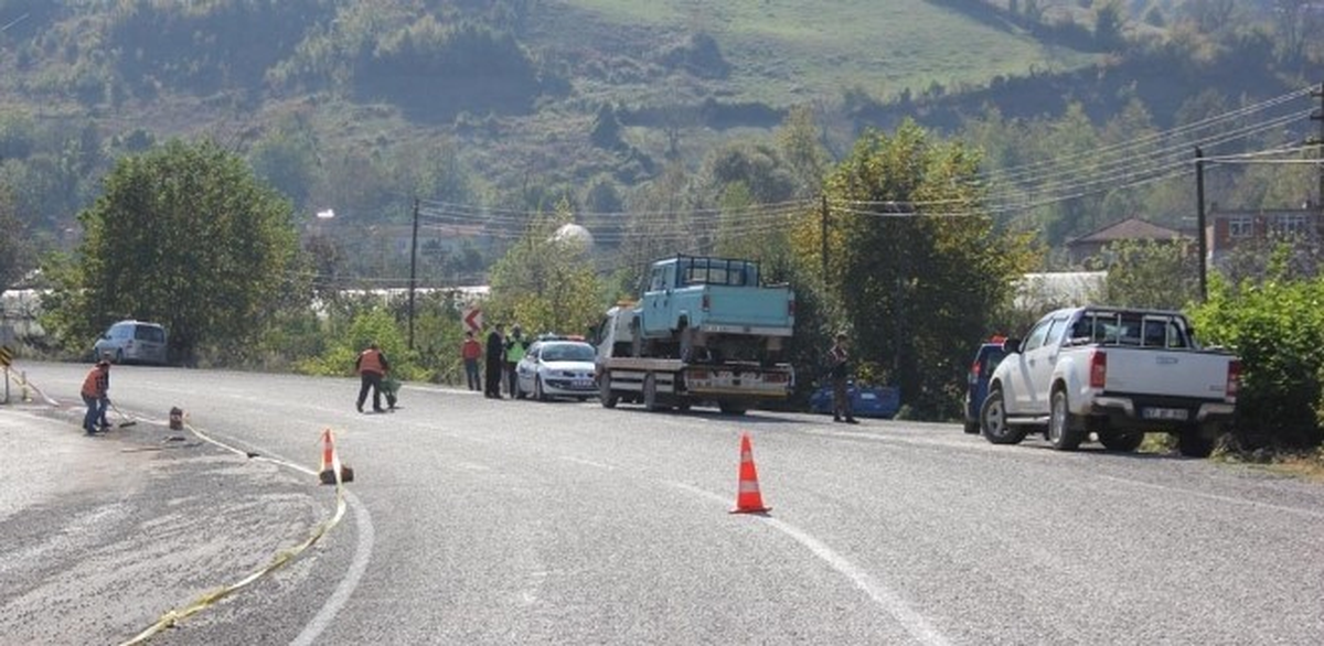 Sağlıkçıların Bulunduğu Otomobile Kamyonet Çarptı: 1 Ölü, 3 Yaralı