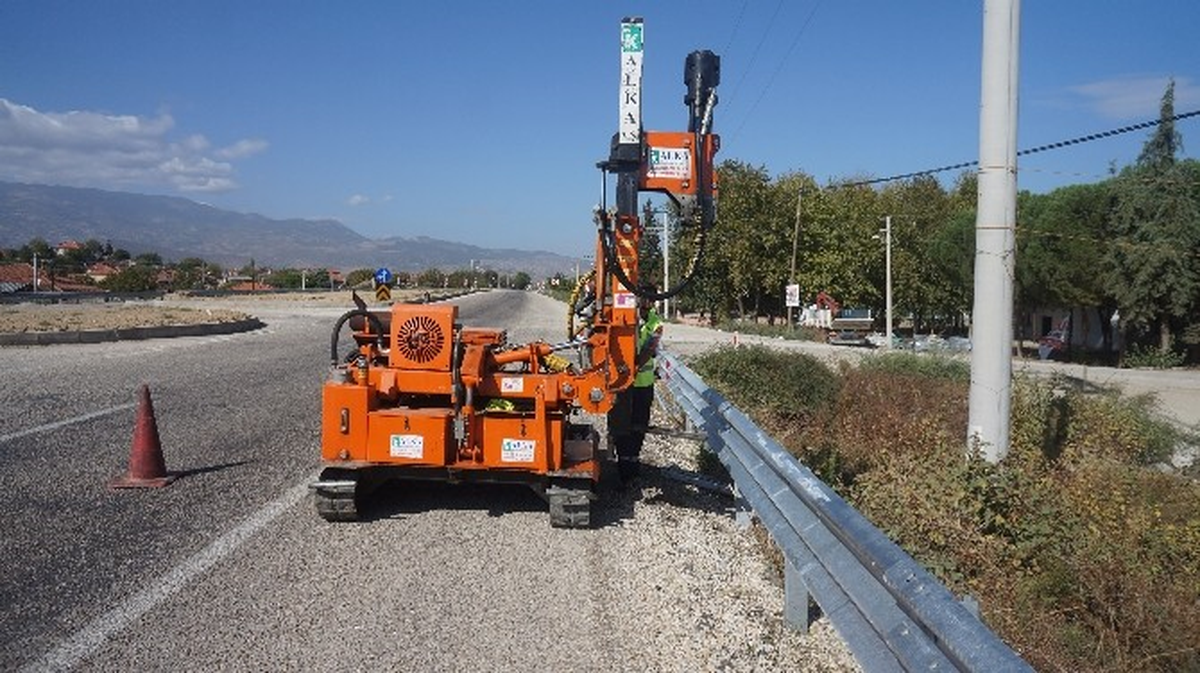 Sarıgöl-Alaşehir Kara Yolunda Bariyer Çalışmaları Yapılıyor